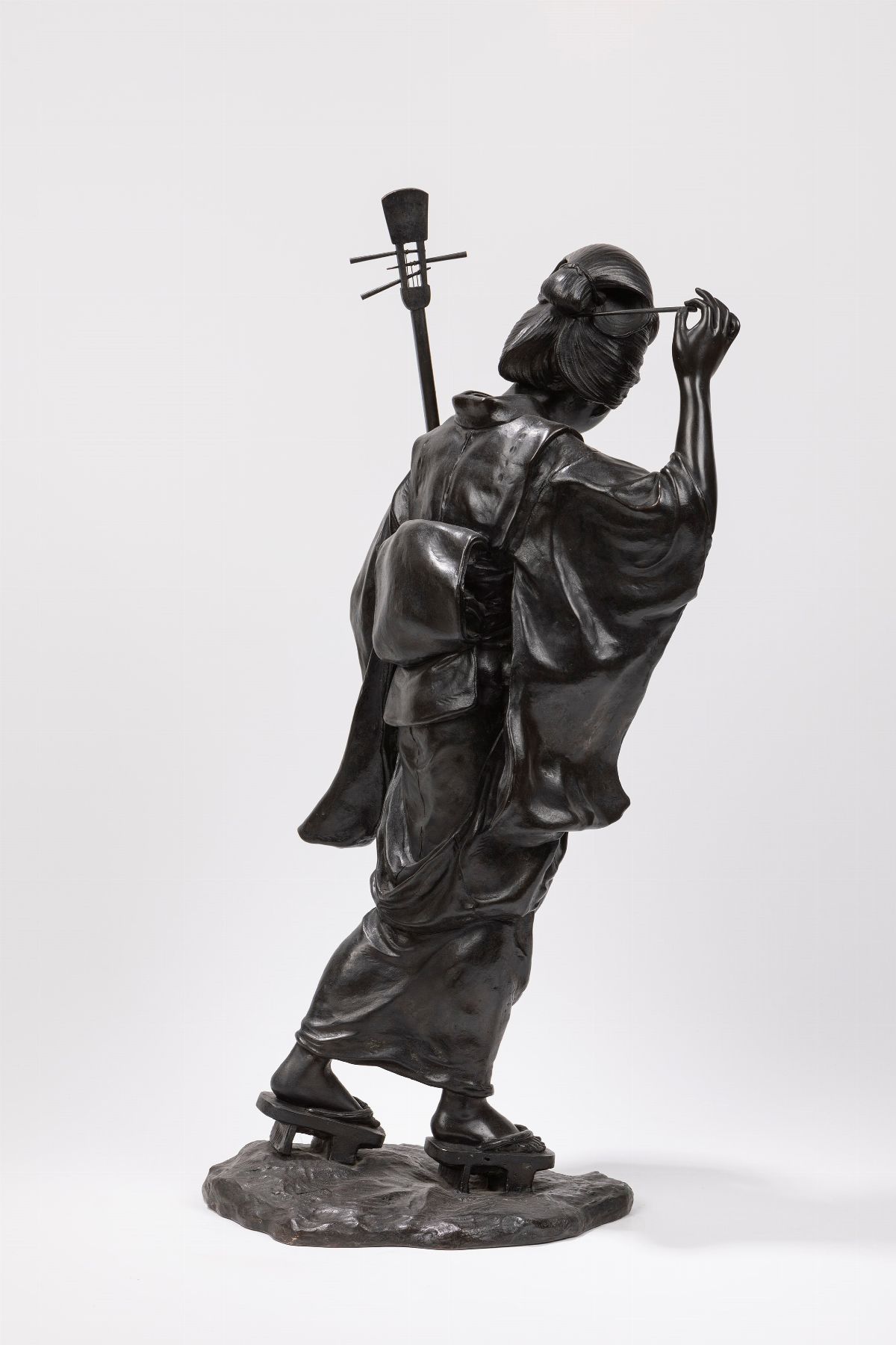 Genryūsai Seiya, Okimono in bronzo raffigurante una Geisha con shamisen