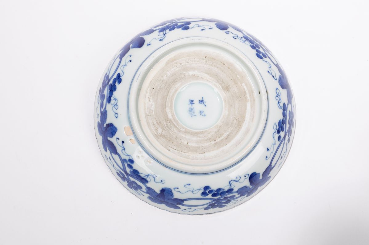 Piattino in porcellana bianca e blu Arita, Giappone, periodo Meiji