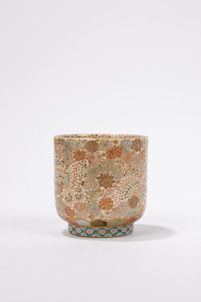 Kinkōzan, Piccola coppa Satsuma, ceramica policroma con decorazioni in oro