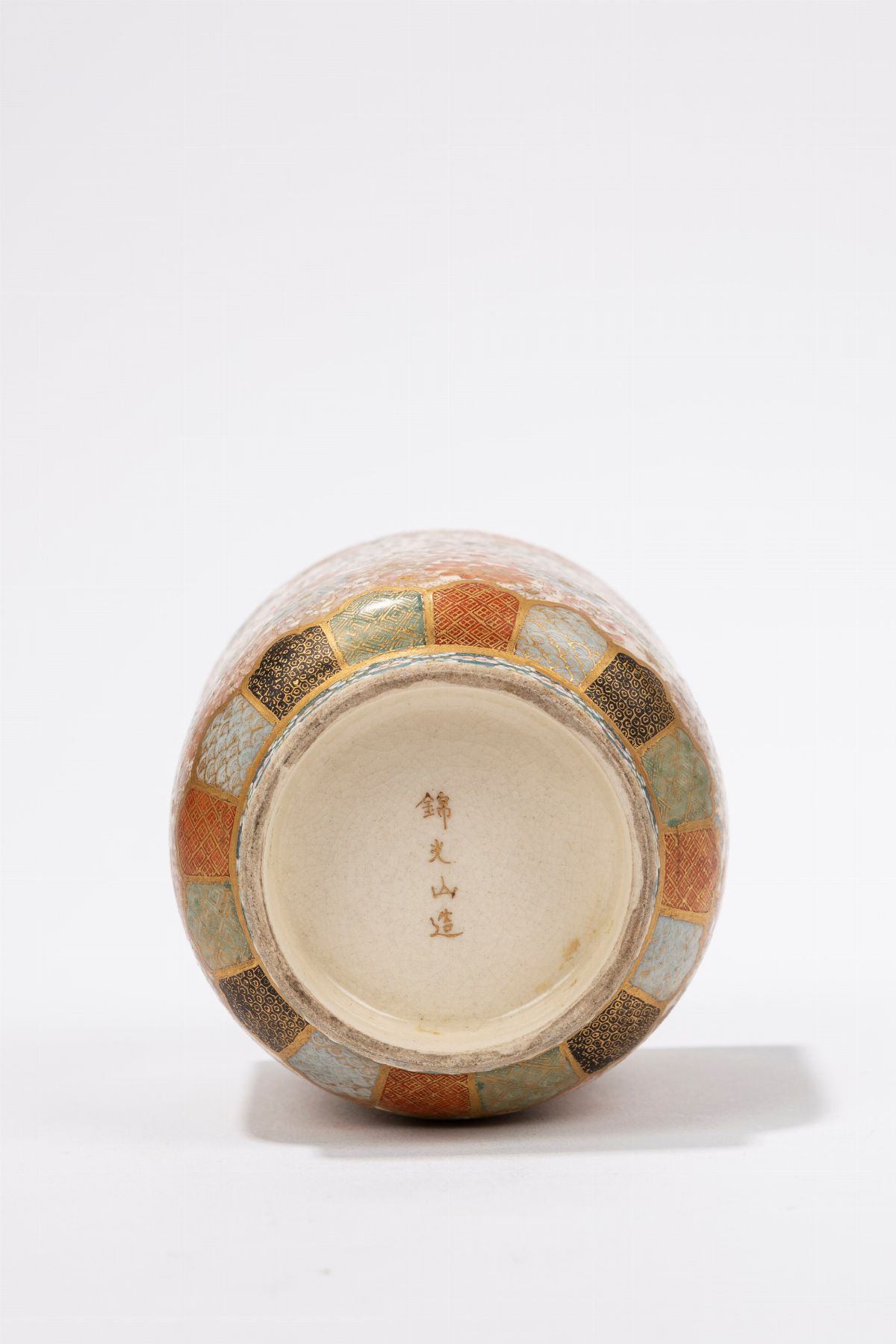 Kinkōzan, Piccola coppa Satsuma, ceramica policroma con decorazioni in oro