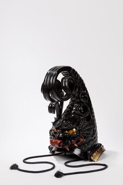 Kawari Kabuto, elmo giapponese in lacca nera e rossa