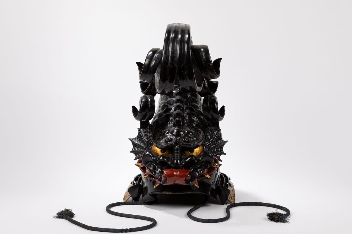 Kawari Kabuto, elmo giapponese in lacca nera e rossa