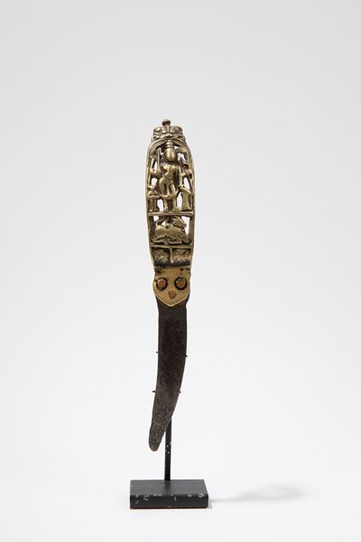 Strumento rituale con Virabhadra, bronzo e ferro, India, Karnataka, XVII secolo