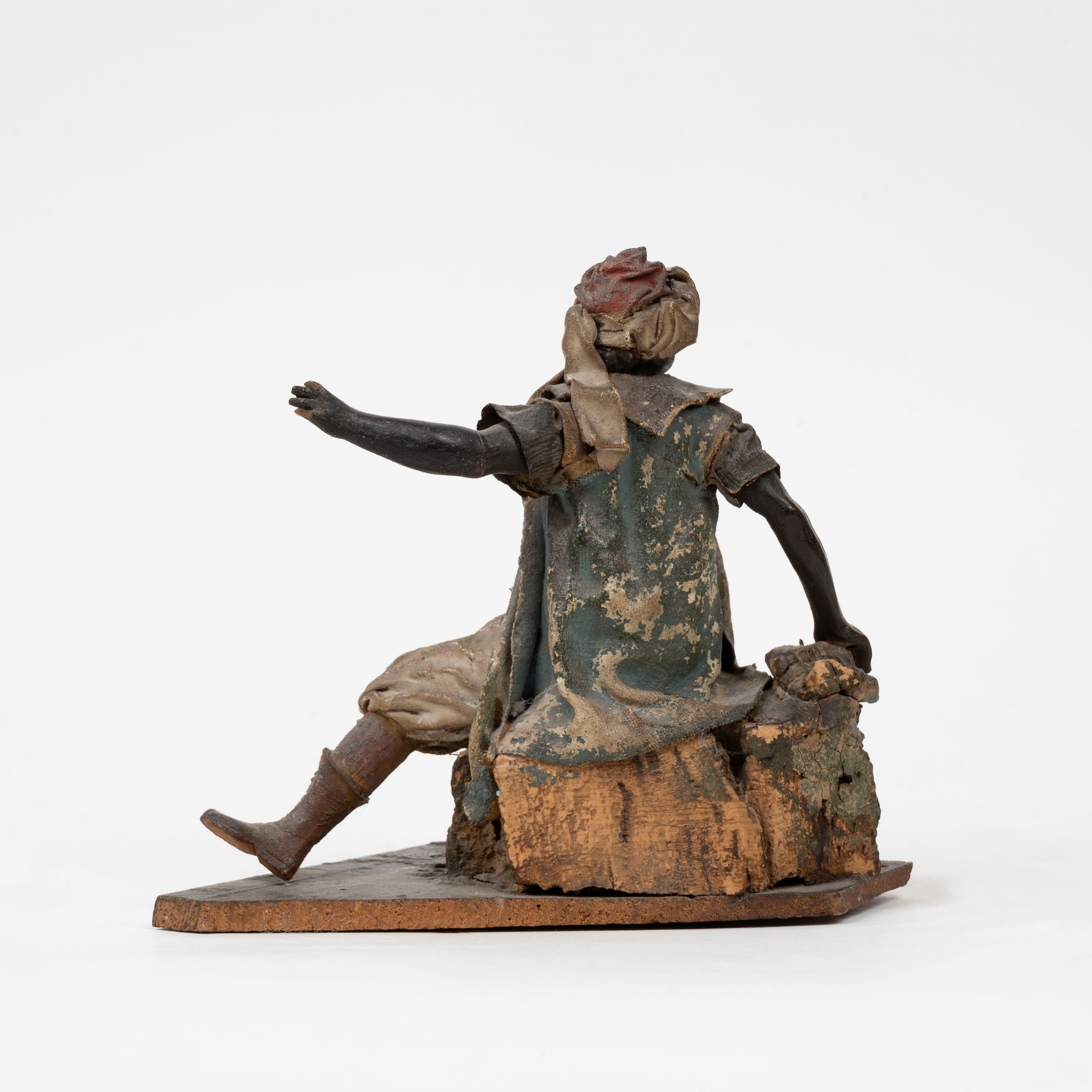 Figura da Presepe in Cartapesta, Tela e Legno di Tiglio Dipinto, Raffigurante Moro Seduto, Sicili...