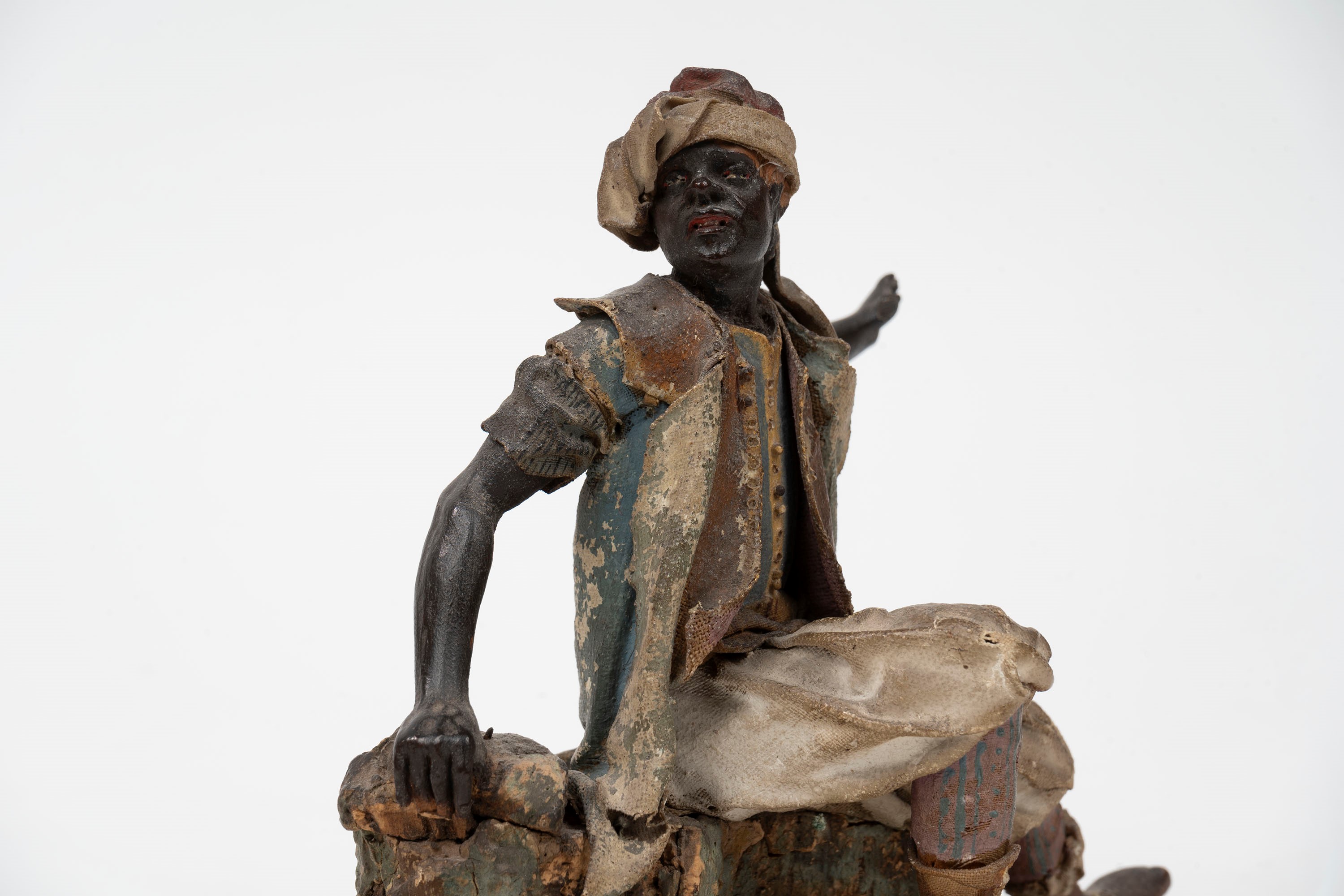 Figura da Presepe in Cartapesta, Tela e Legno di Tiglio Dipinto, Raffigurante Moro Seduto, Sicili...