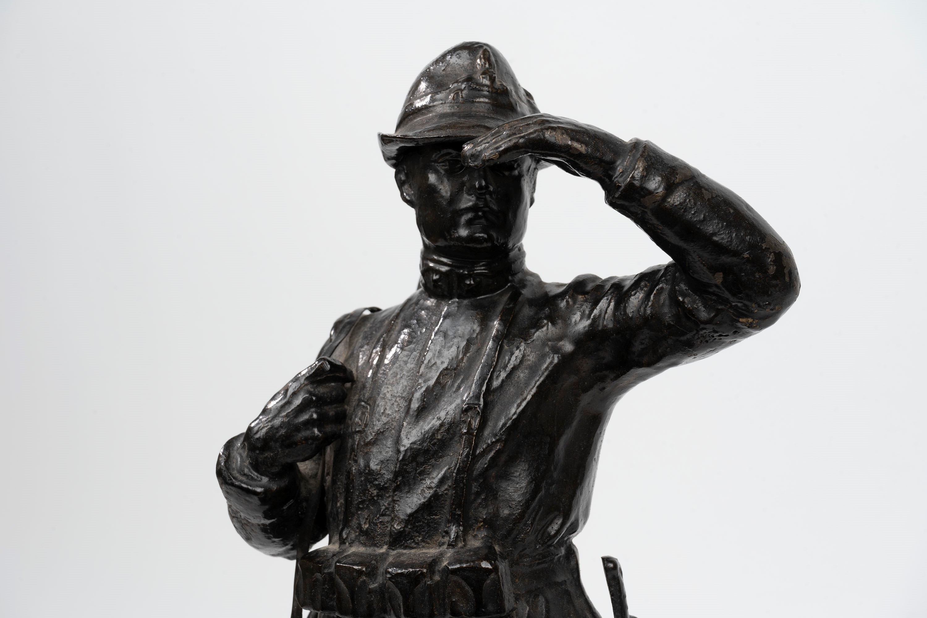 Scultura in Bronzo a Patina Scura Raffigurante Militare della Guardia di Finanza, Inizi Secolo XX