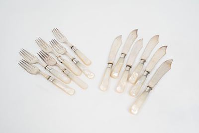 Servizio di Posate con Manico in Madreperla e Fascetta D'argento, Inghilterra, Inizi Secolo XX