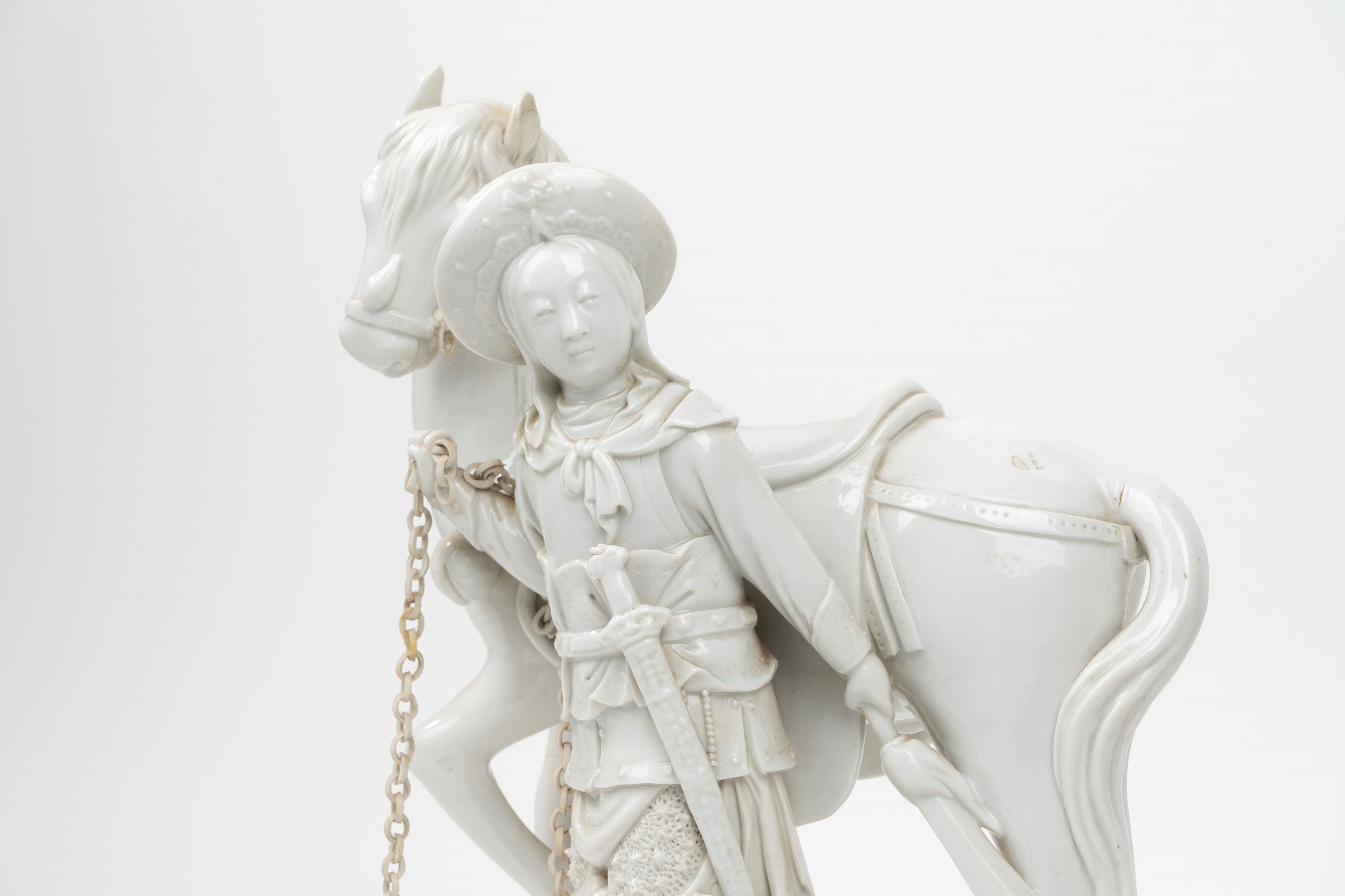 Scultura in Porcellana Blanc De Chine Raffigurante Cavallo con Cavaliere, Cina, Secoli XIX-XX