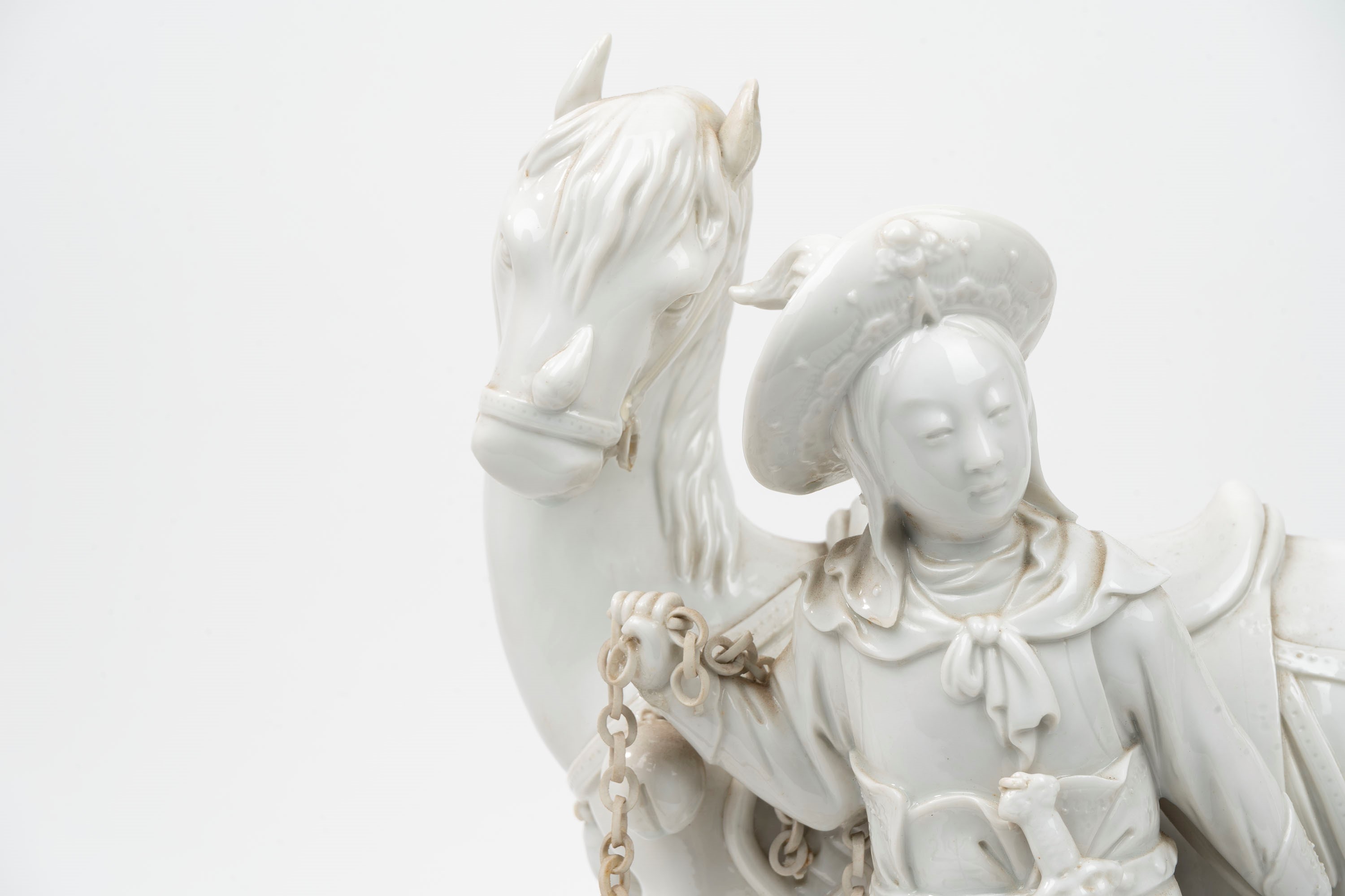 Scultura in Porcellana Blanc De Chine Raffigurante Cavallo con Cavaliere, Cina, Secoli XIX-XX