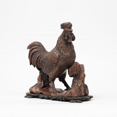 Scultura in Pietra Saponaria Raffigurante Gallo con Base in Legno, Cina, Inizi Secolo XX