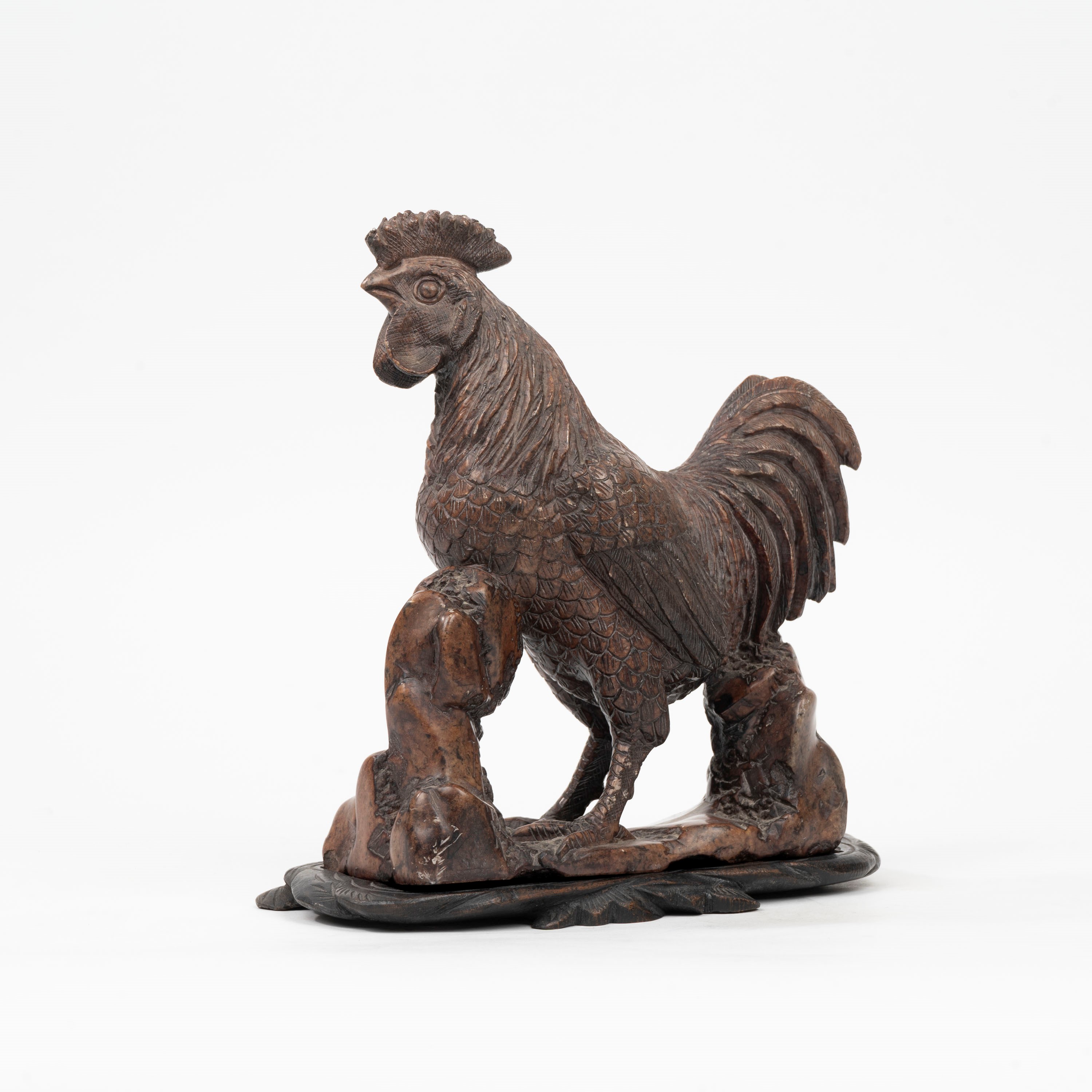Scultura in Pietra Saponaria Raffigurante Gallo con Base in Legno, Cina, Inizi Secolo XX