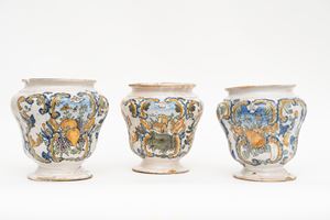 Lotto composto da tre vasi in maiolica policroma, probabilmente Cerreto, secolo XVIII