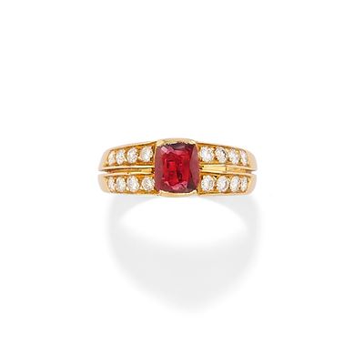 Anello in oro giallo 18k con rubino ovale e diamanti