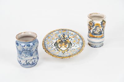 Due Albarelli e un'alzata in Maiolica Policroma, Secoli XVII-XVIII