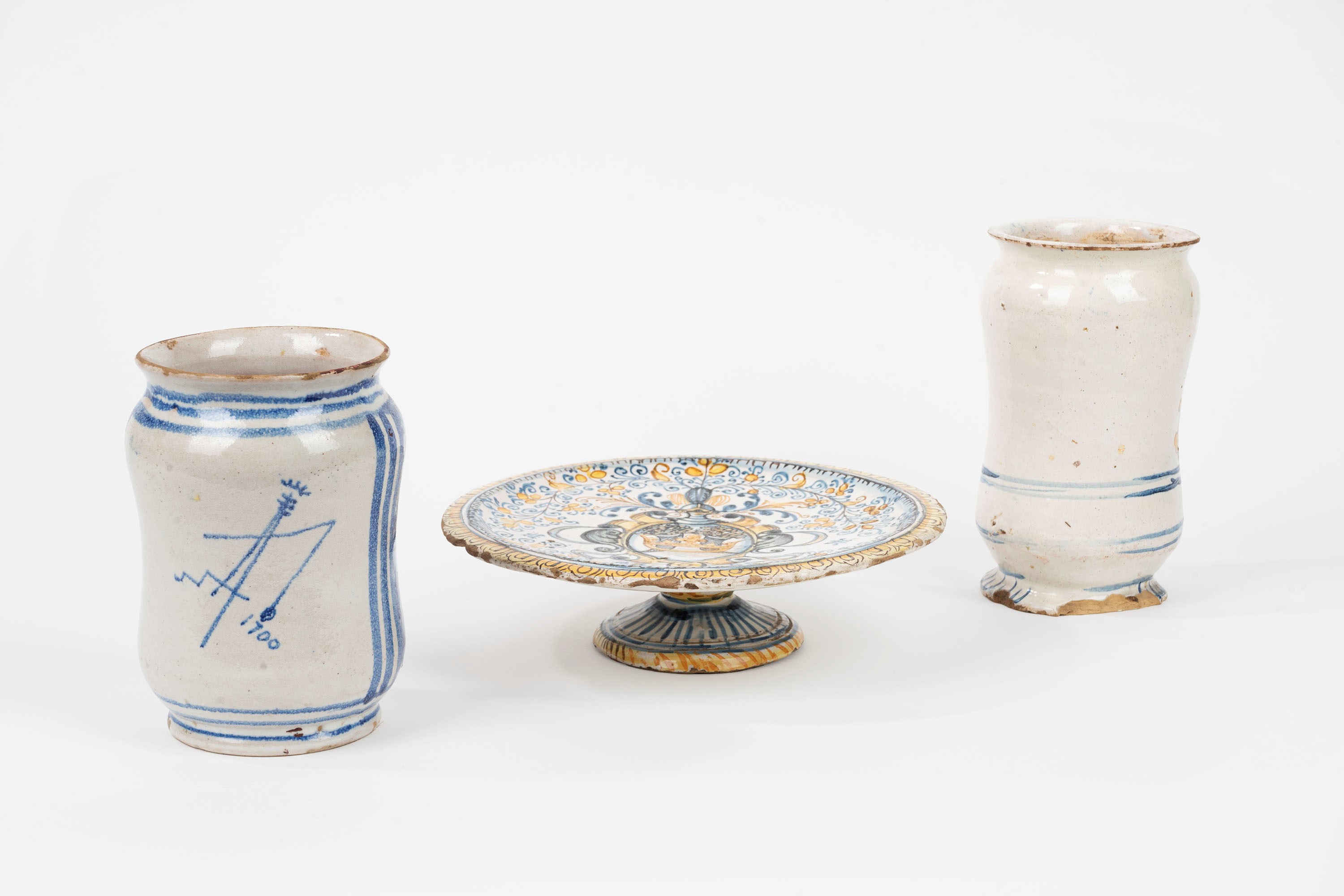Due Albarelli e un'alzata in Maiolica Policroma, Secoli XVII-XVIII