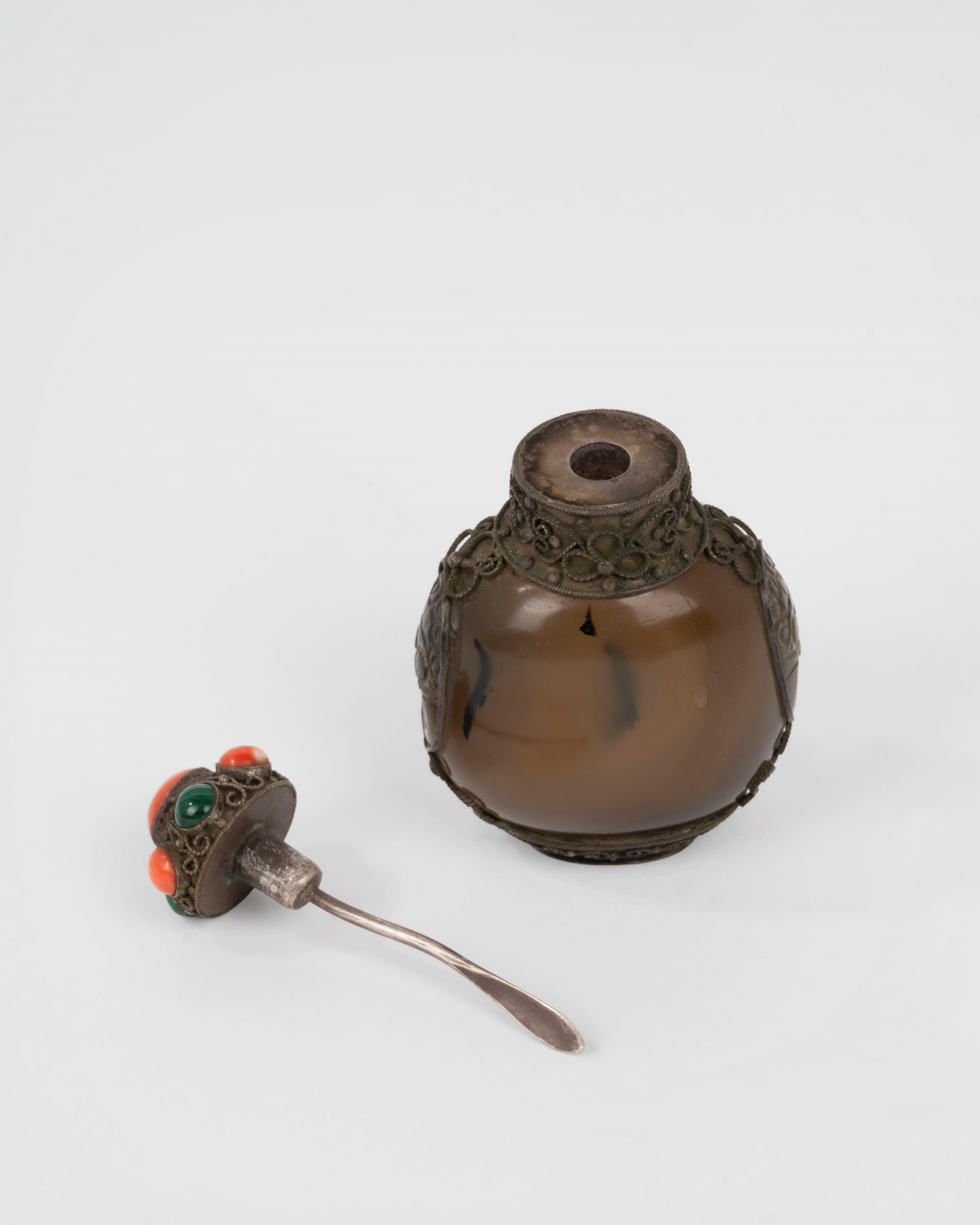 Snuff Bottle in Agata con ai Lati Due Taotie, Tibet, Secolo XIX
