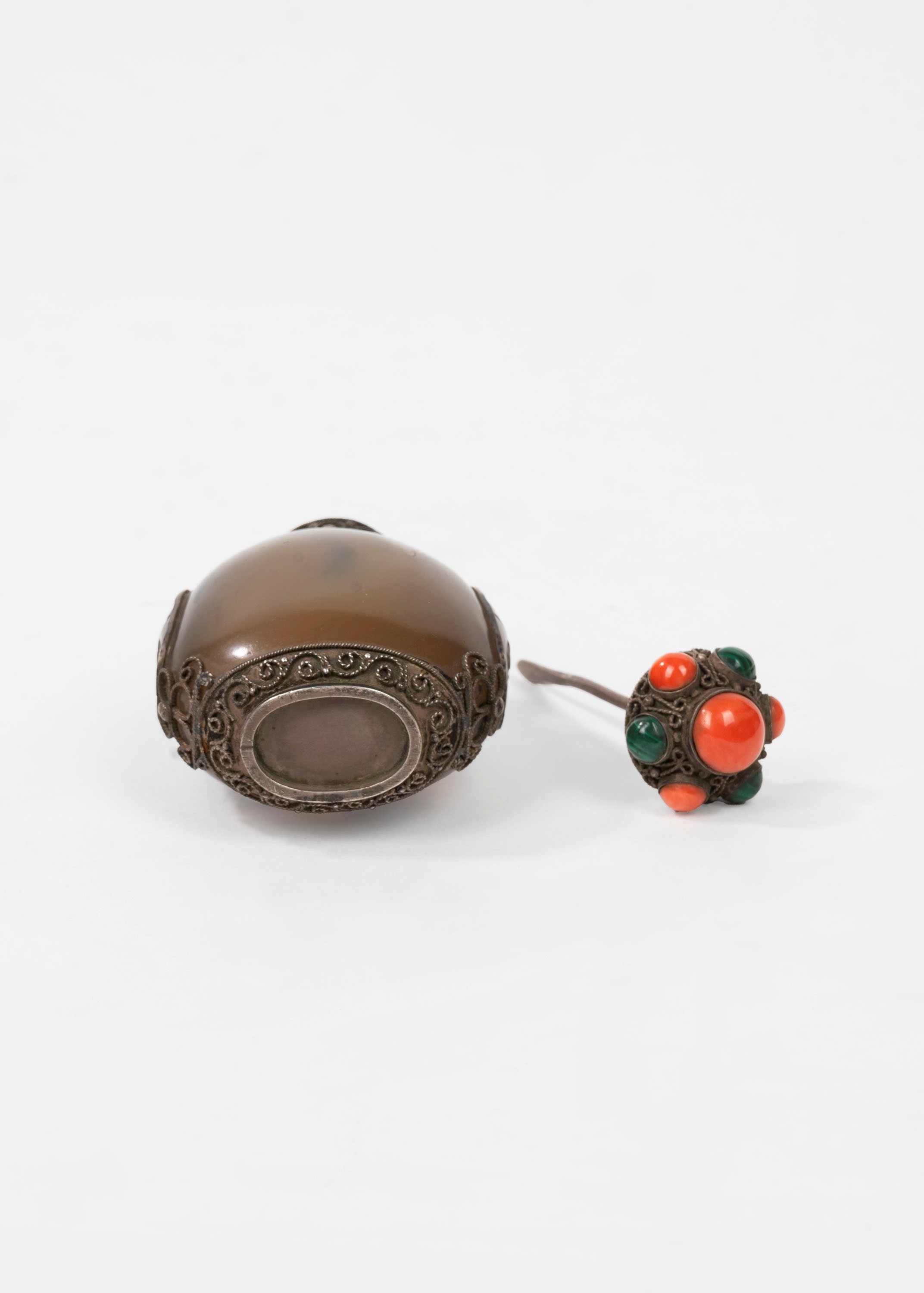 Snuff Bottle in Agata con ai Lati Due Taotie, Tibet, Secolo XIX