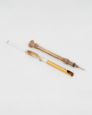 Lot consisting of a pen in gilded metal and glass, a mechanical pencil in gilded metal and agate head, 19th-20th centuries