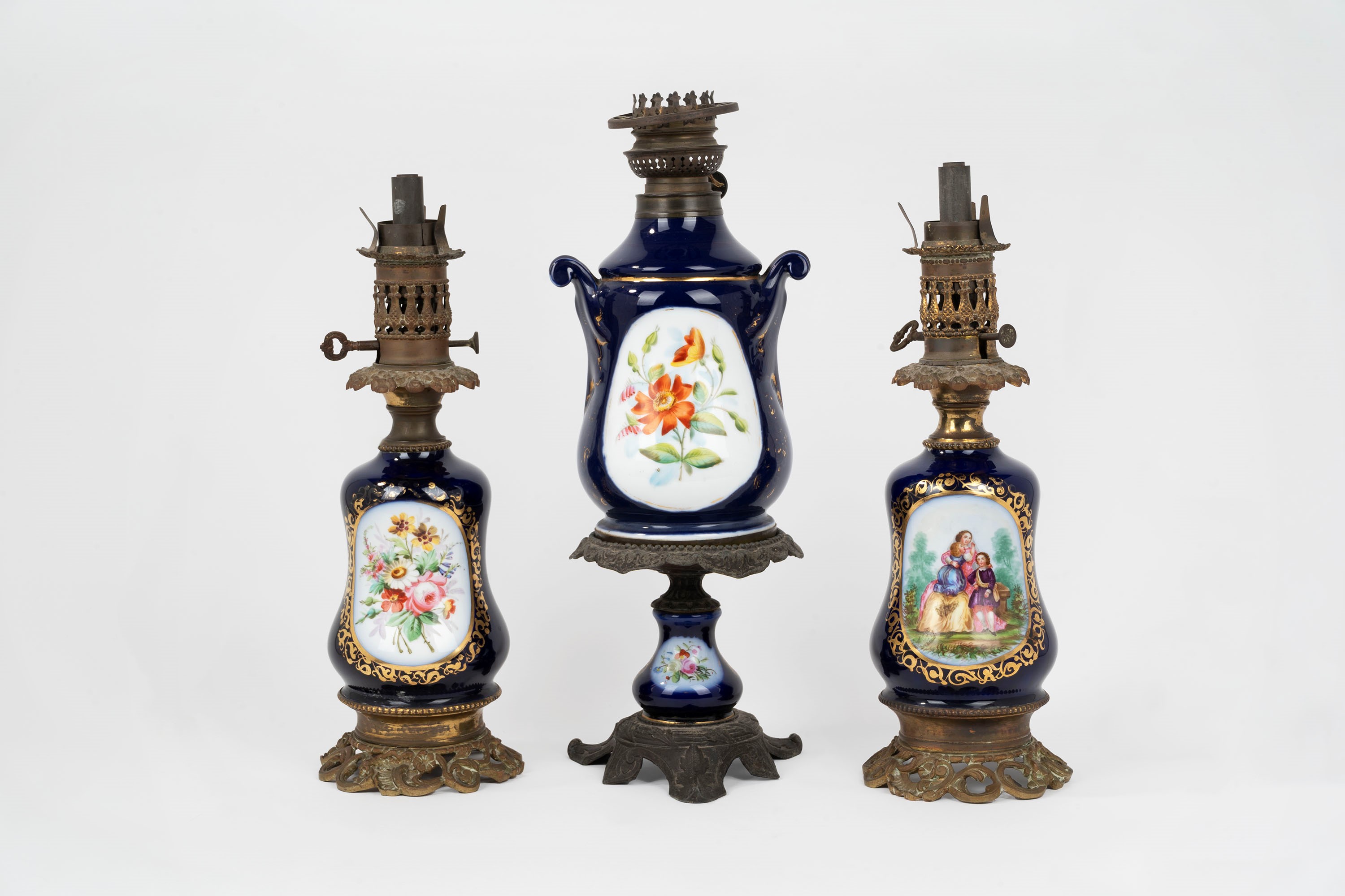 Coppia di Lumi e Lume in Porcellana Blu e Bronzo, Secolo XIX