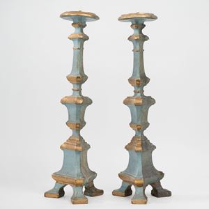 Coppia di torcieri in legno intagliato e dipinto, secolo XVIII
