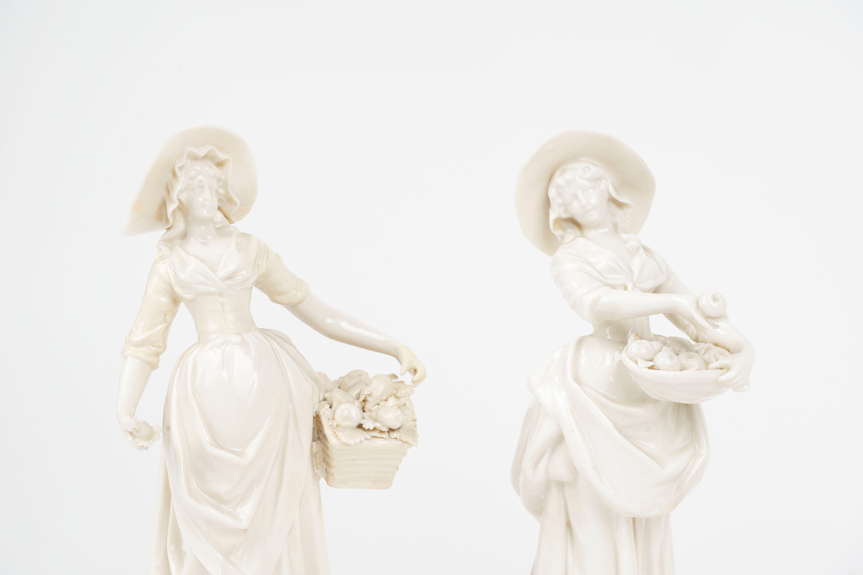Quattro Statuine in Porcellana Bianca Raffiguranti Venditori di Frutta, Napoli, Secolo XX