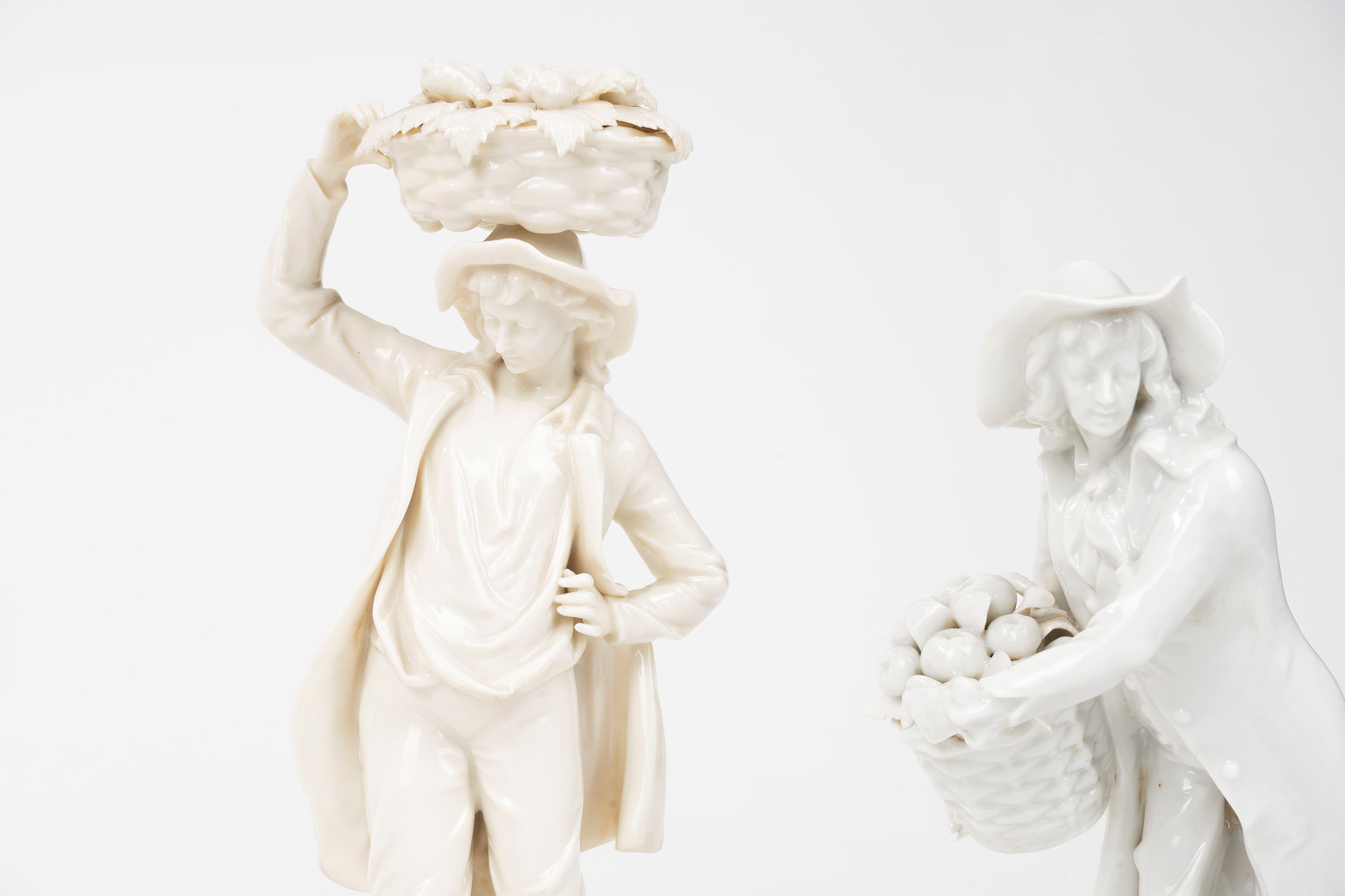 Quattro Statuine in Porcellana Bianca Raffiguranti Venditori di Frutta, Napoli, Secolo XX