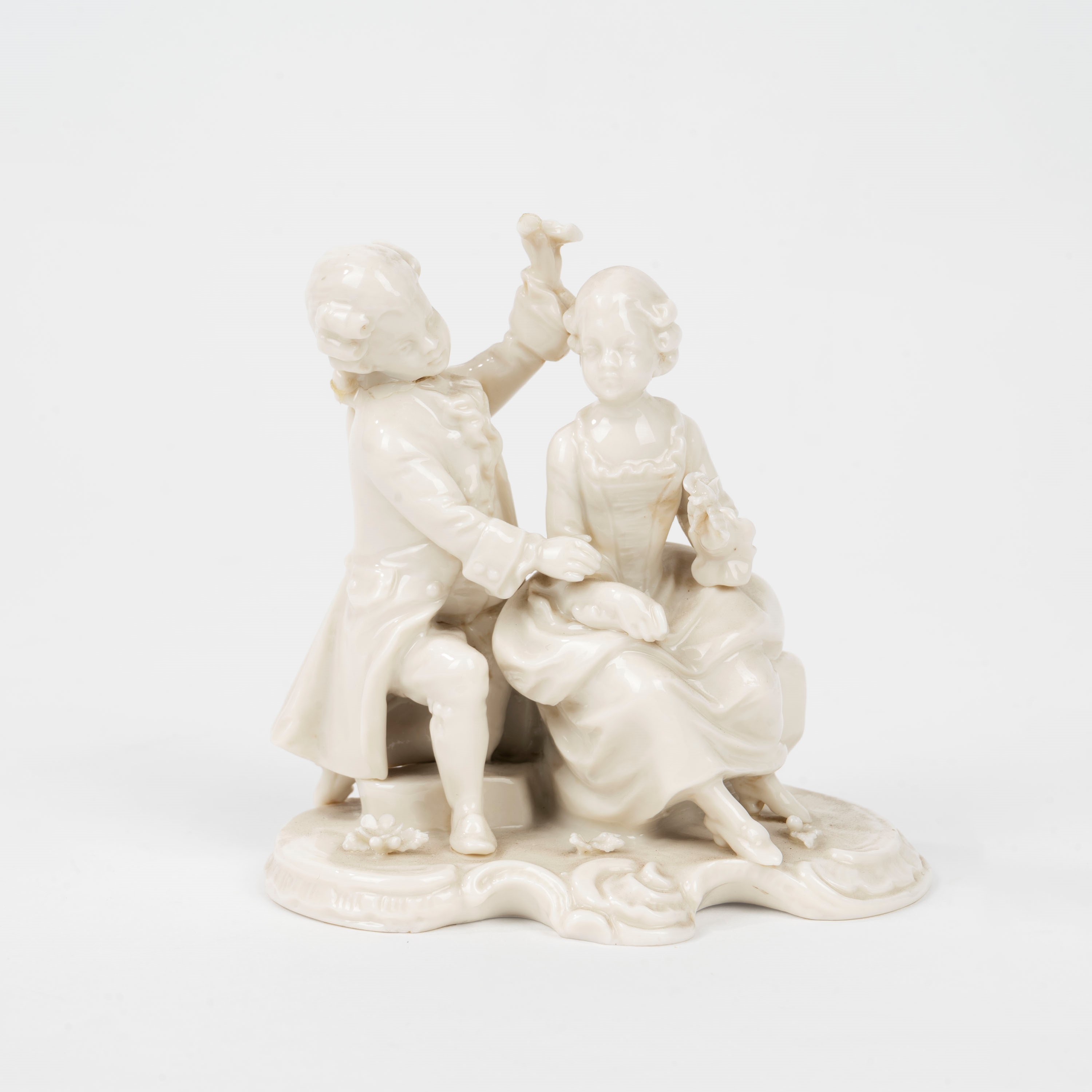 Lotto Composto da Cinque Sculture in Porcellana Bianca Raffiguranti Scene Galanti, Napoli, Secolo...