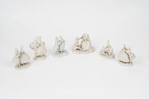 Lotto composto da sei sculture in porcellana bianca raffiguranti scene galanti, Napoli, secolo XX