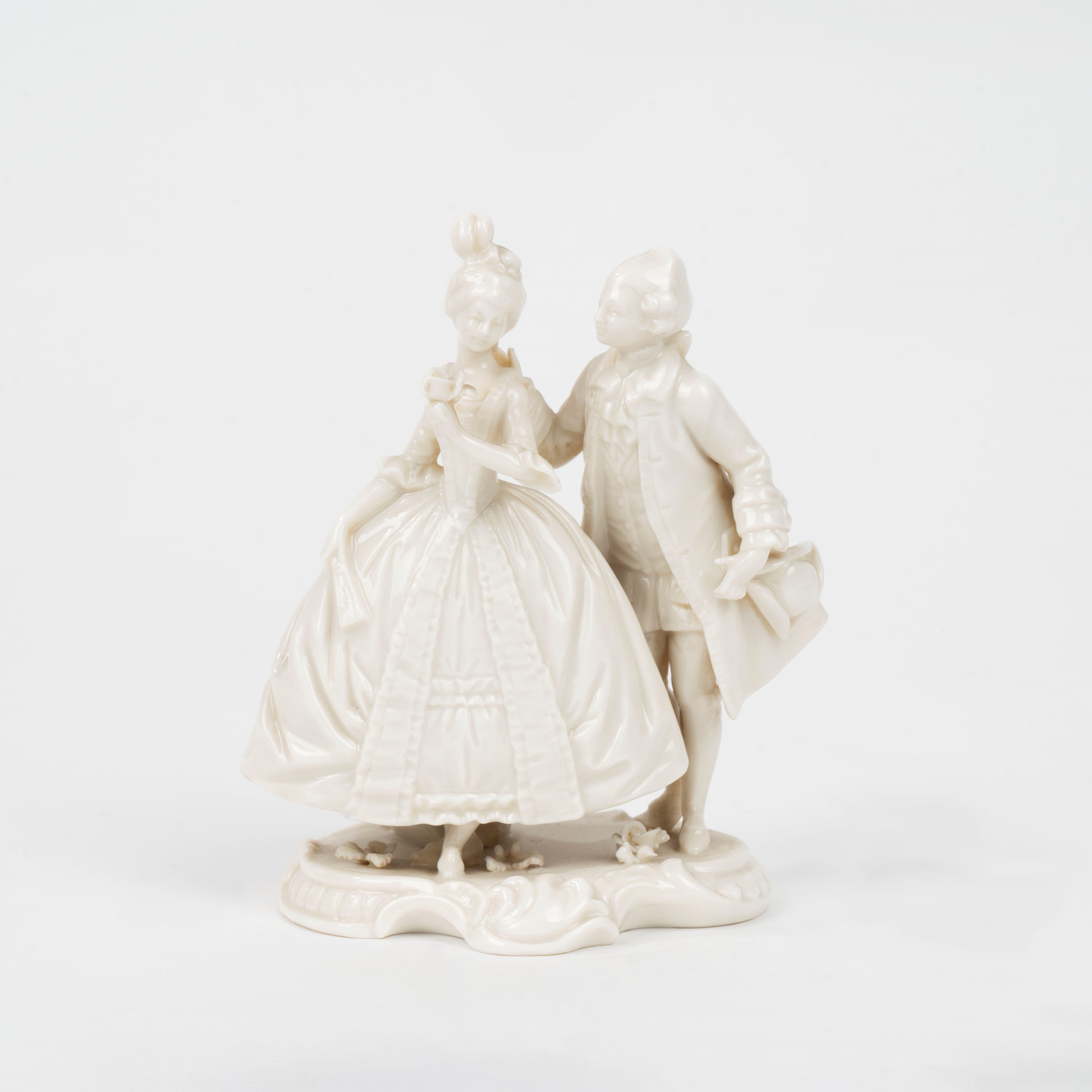 Lotto Composto da Sei Sculture in Porcellana Bianca Raffiguranti Scene Galanti, Napoli, Secolo XX