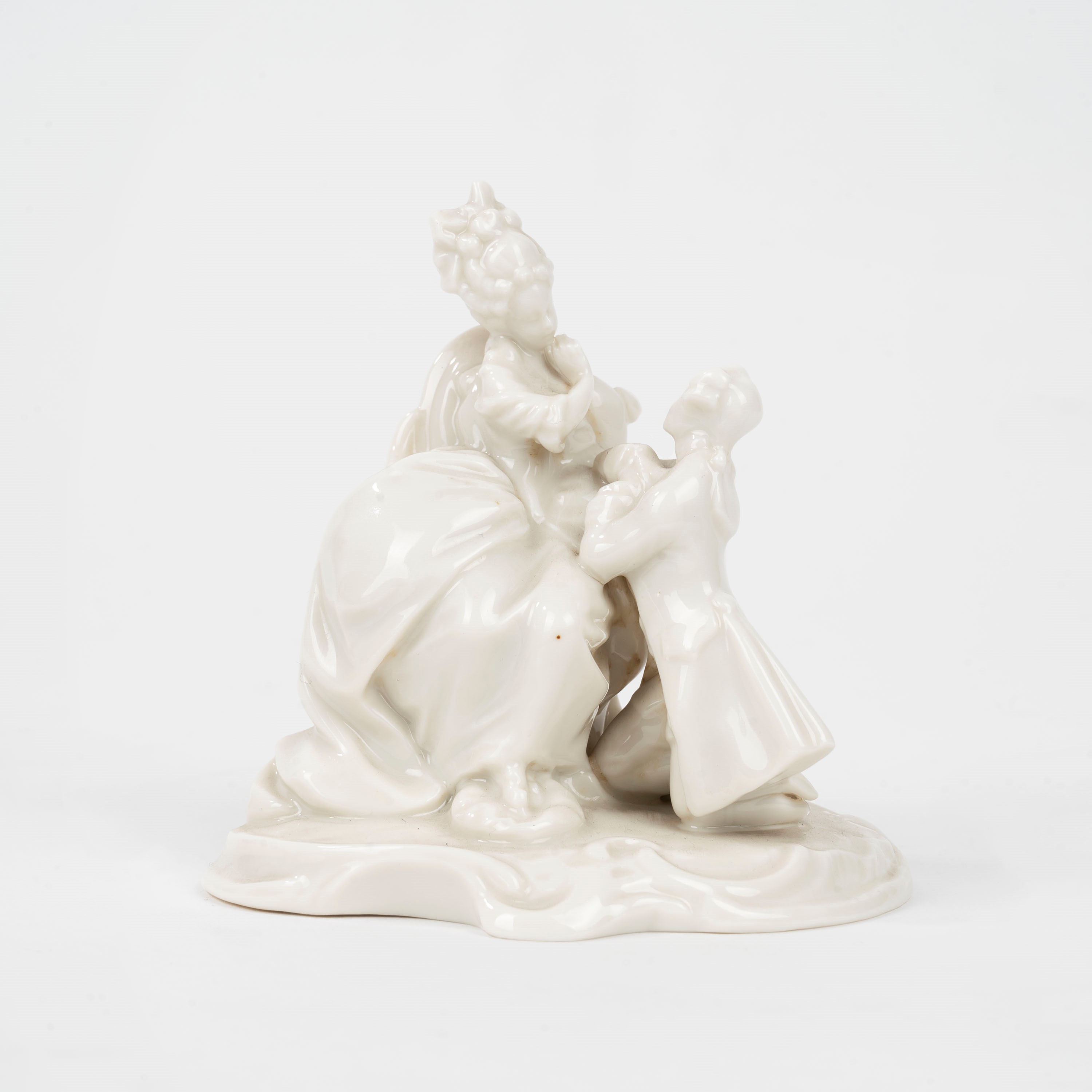 Lotto Composto da Sei Sculture in Porcellana Bianca Raffiguranti Scene Galanti, Napoli, Secolo XX