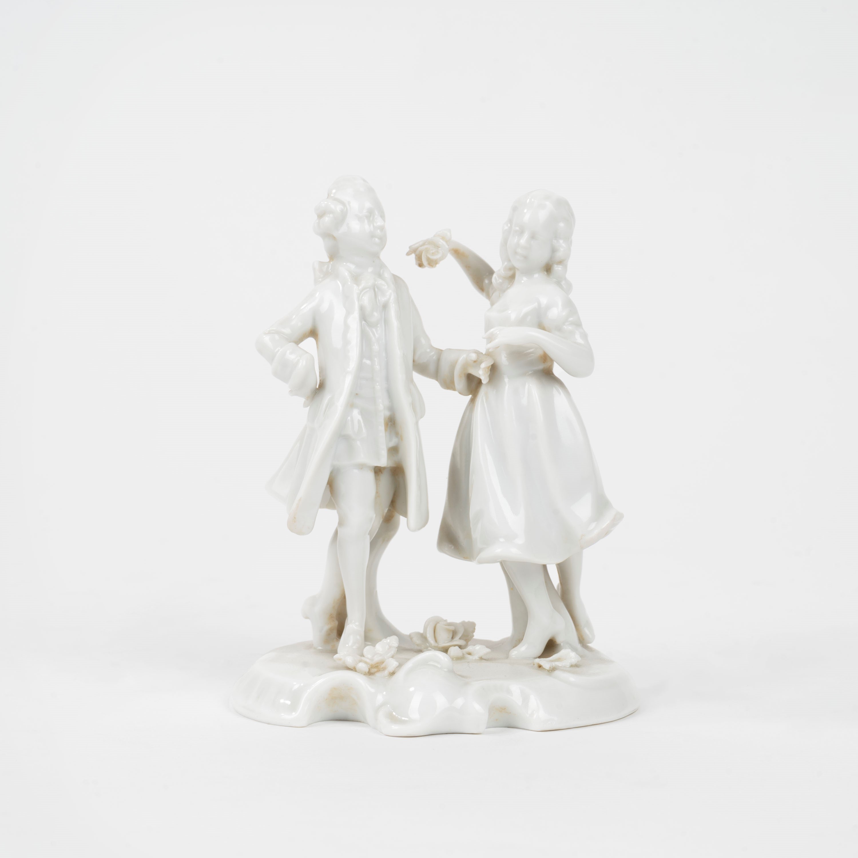 Lotto Composto da Sei Sculture in Porcellana Bianca Raffiguranti Scene Galanti, Napoli, Secolo XX