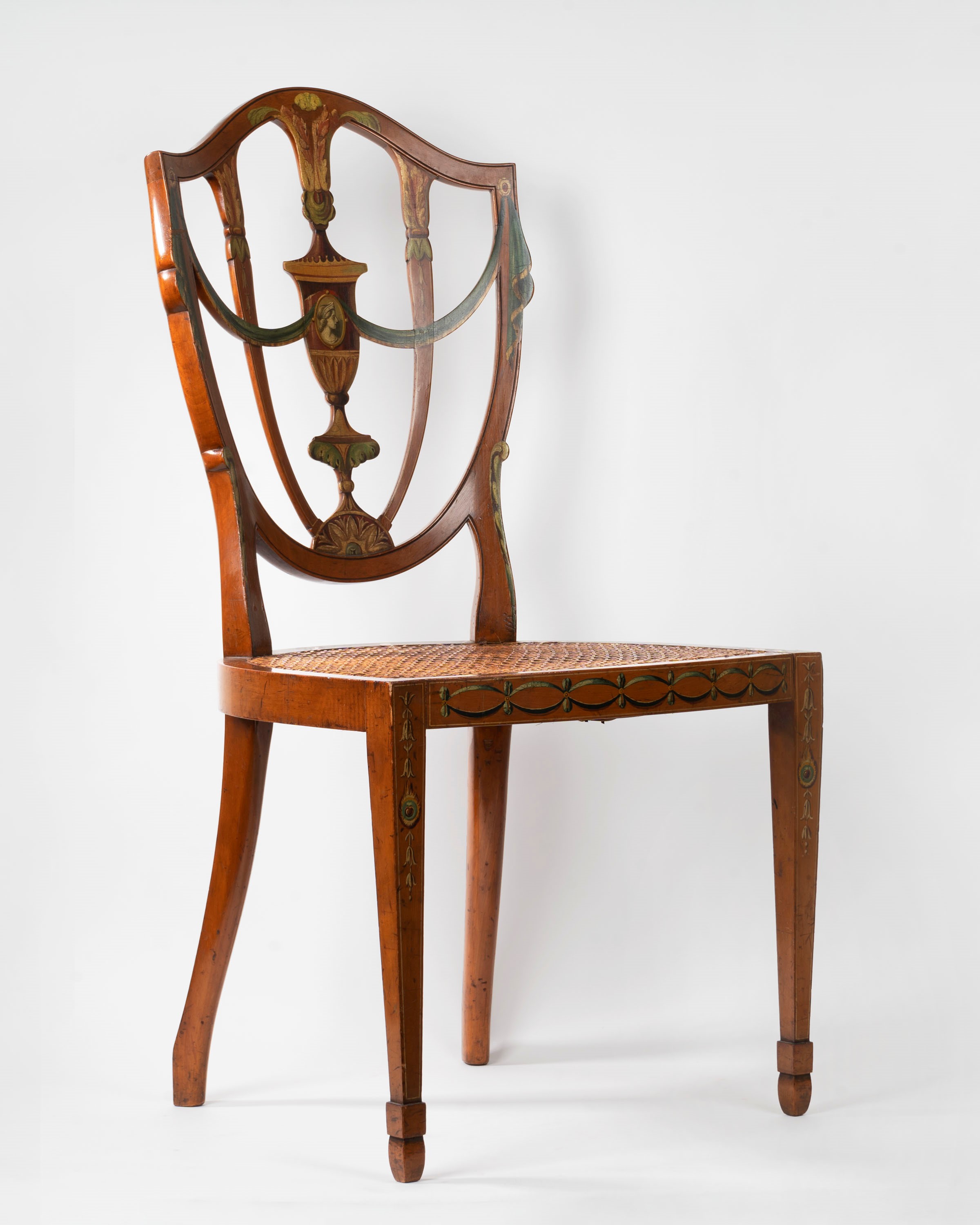 Coppia di sedie in legno intagliato e dipinto, con seduta in paglia di Vienna, Inghilterra fine s...