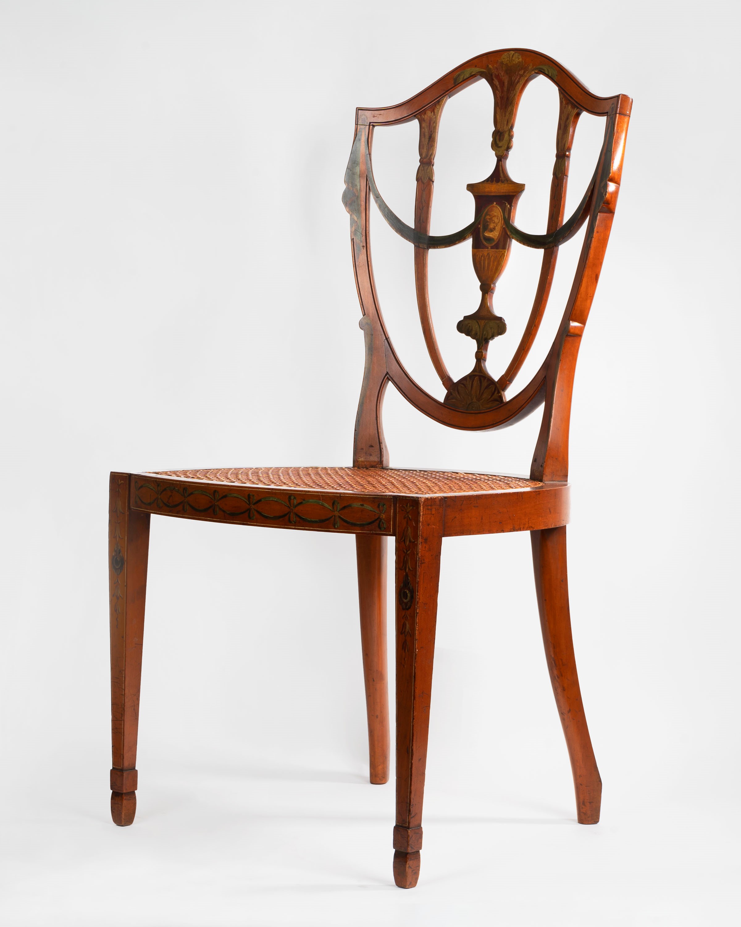 Coppia di sedie in legno intagliato e dipinto, con seduta in paglia di Vienna, Inghilterra fine s...