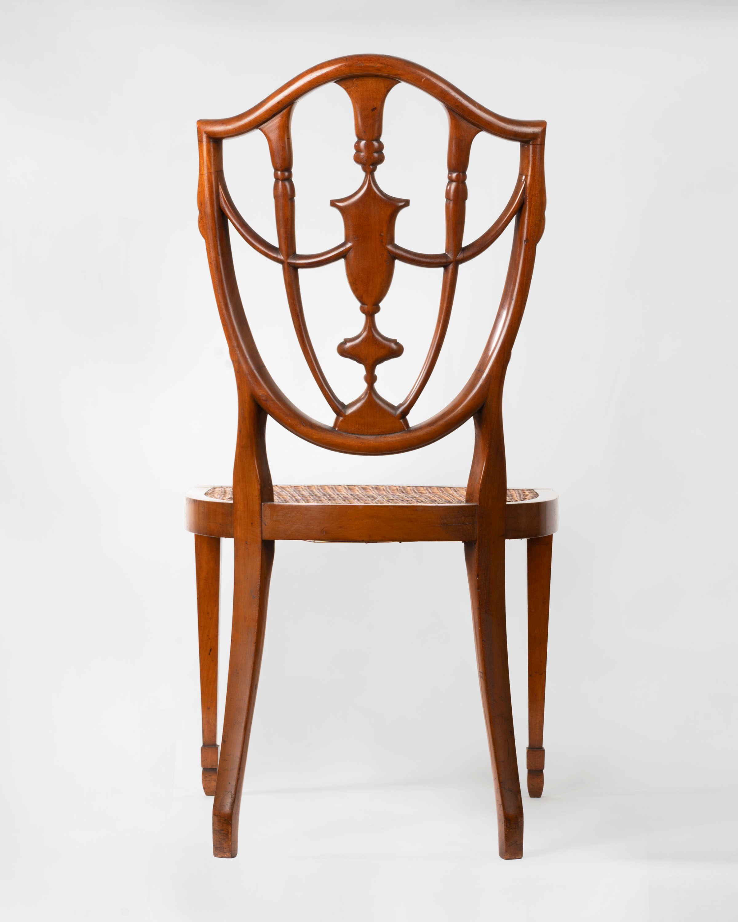 Coppia di sedie in legno intagliato e dipinto, con seduta in paglia di Vienna, Inghilterra fine s...