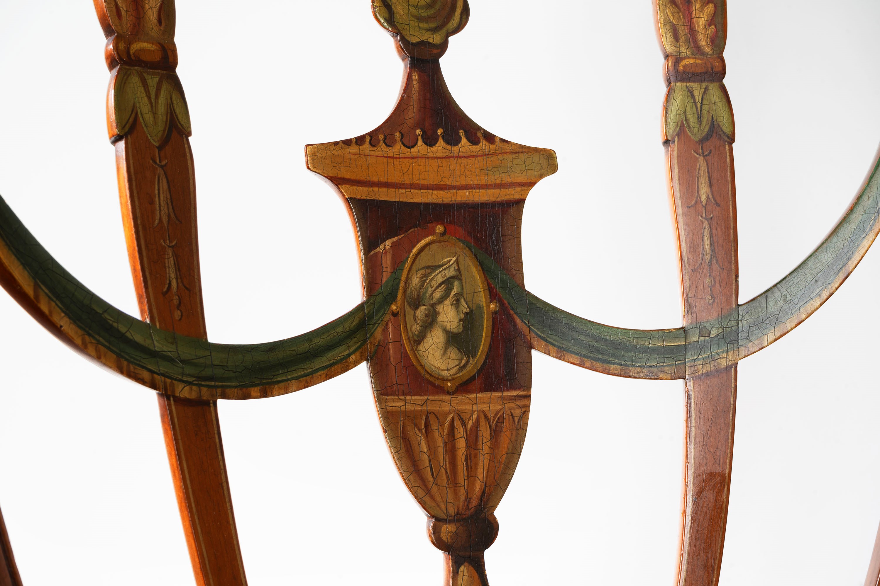 Coppia di sedie in legno intagliato e dipinto, con seduta in paglia di Vienna, Inghilterra fine s...