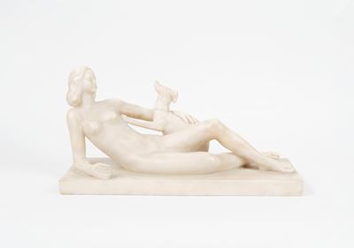 Scultura in Alabastro Raffigurante Nudo Femminile Disteso con Cane, Circa 1920