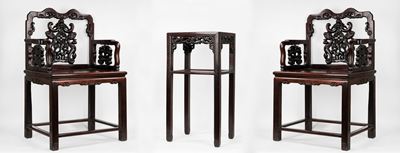 Coppia di Poltrone e un Tavolino in Legno Intagliato di Gusto Orientale, Secolo XX