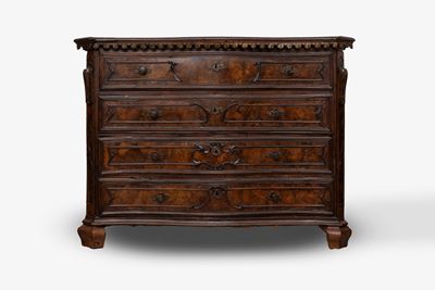 Commode in Legno a Quattro Cassetti con Merlatura Sotto il Piano, Lombardia, Secolo XVIII