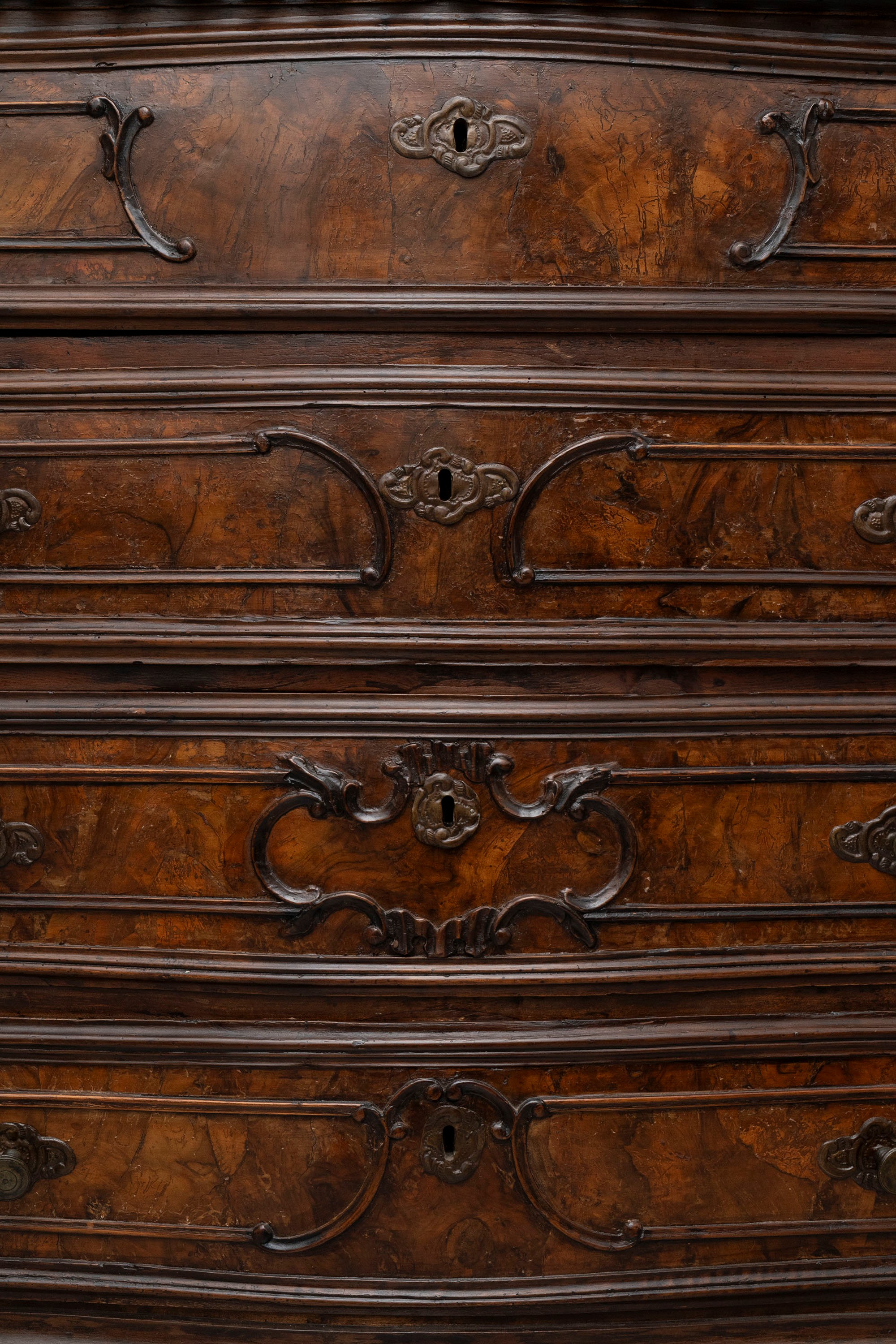 Commode in Legno a Quattro Cassetti con Merlatura Sotto il Piano, Lombardia, Secolo XVIII