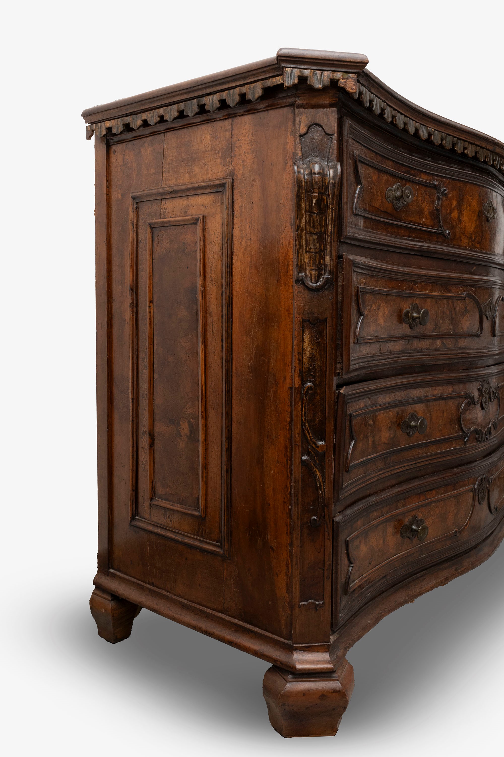 Commode in Legno a Quattro Cassetti con Merlatura Sotto il Piano, Lombardia, Secolo XVIII