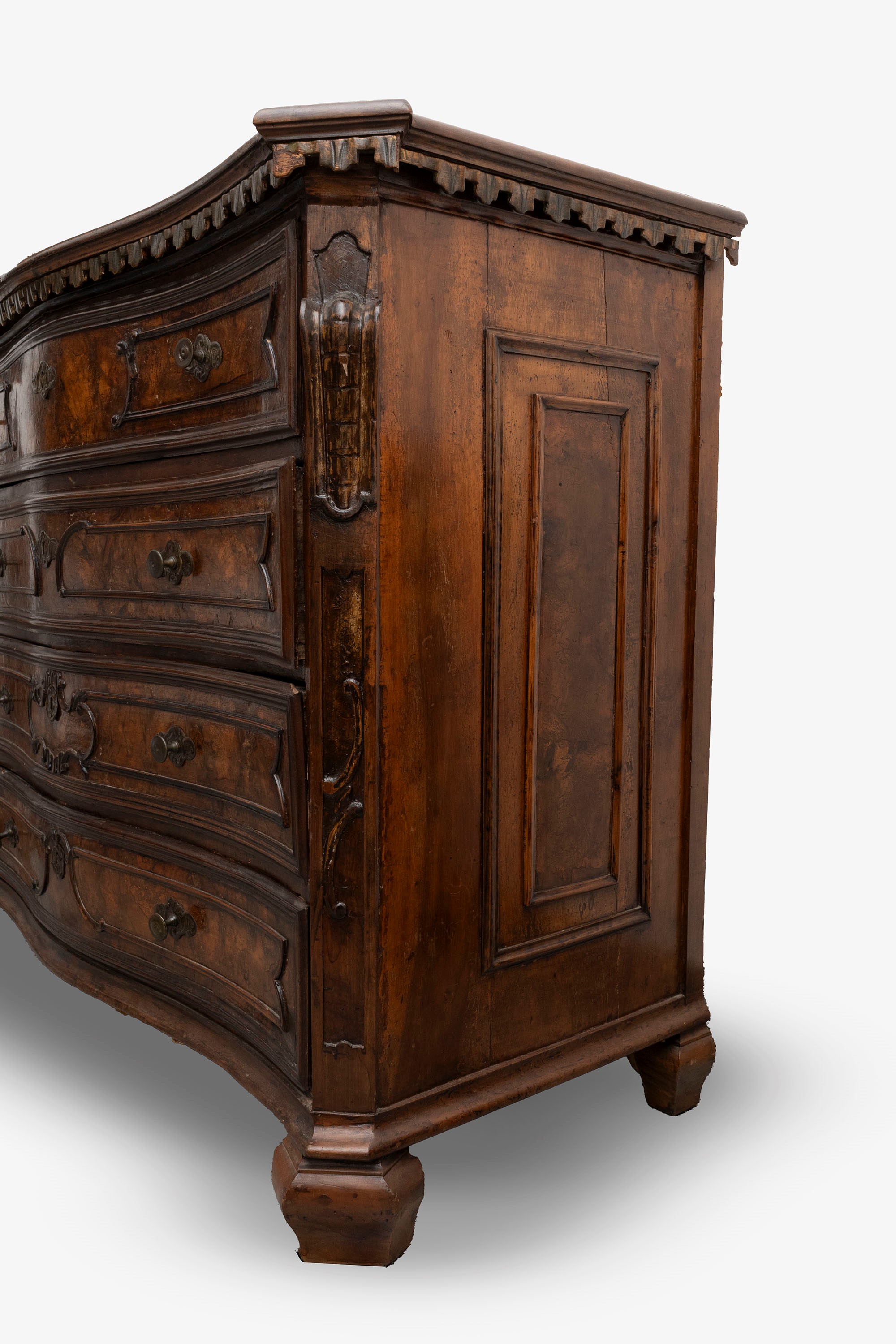 Commode in Legno a Quattro Cassetti con Merlatura Sotto il Piano, Lombardia, Secolo XVIII