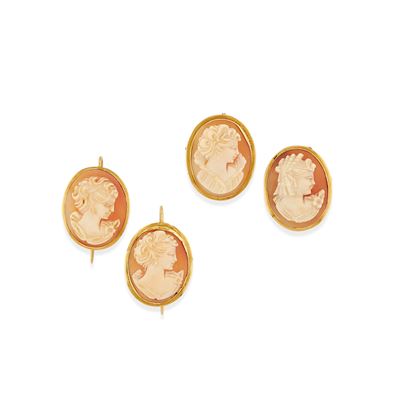 Due pendenti-spilla e coppia di orecchini con cammei in oro giallo 18k