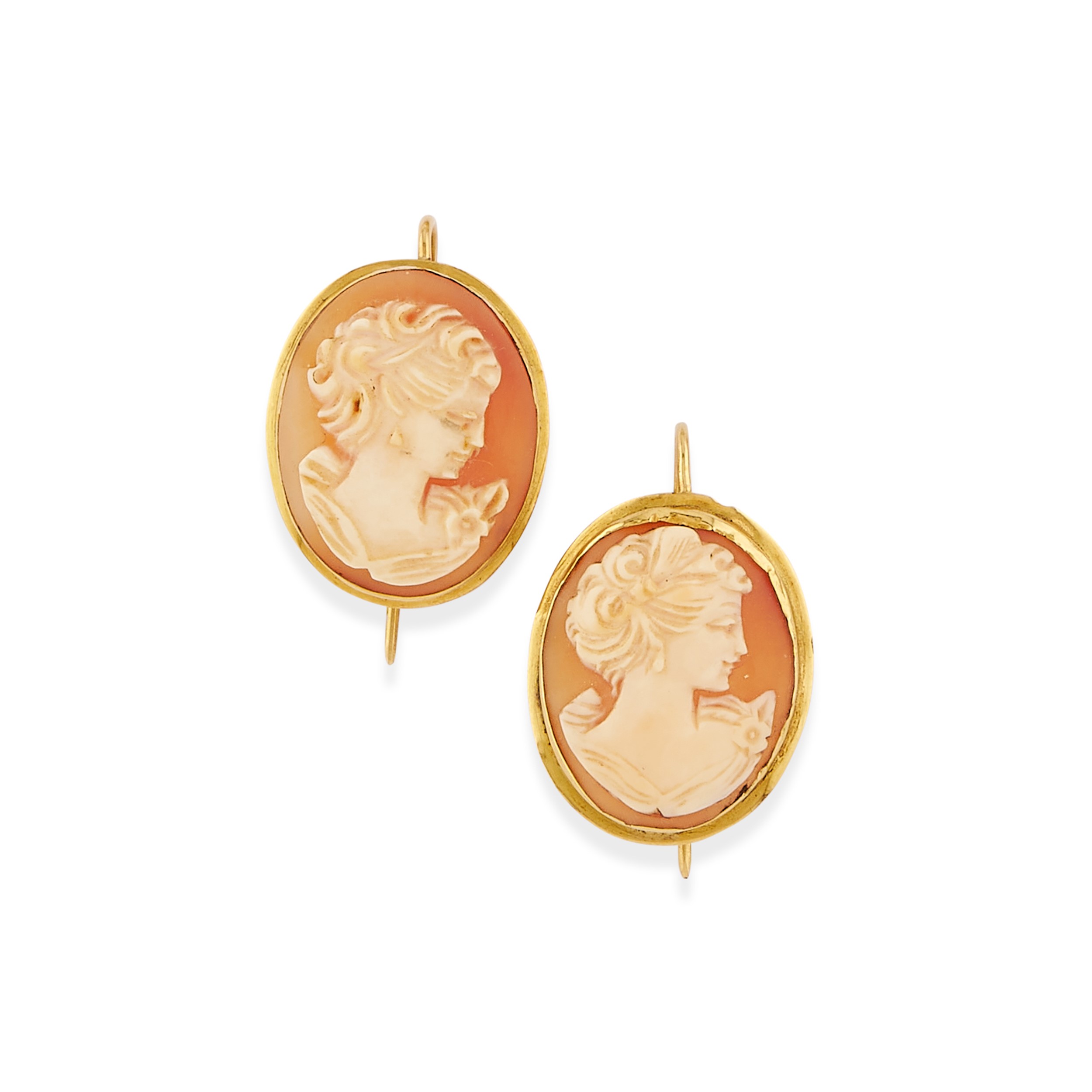 Due pendenti-spilla e coppia di orecchini con cammei in oro giallo 18k