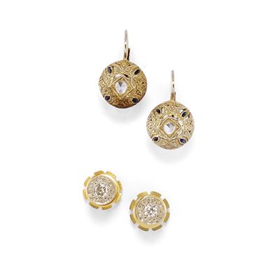 Due coppie di orecchini, oro bicolore 18k con diamanti e zaffiri
