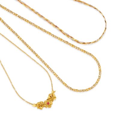 Tre collane in oro 18k con maglia intrecciata, maglia a catena e centrale a fiore con rubino