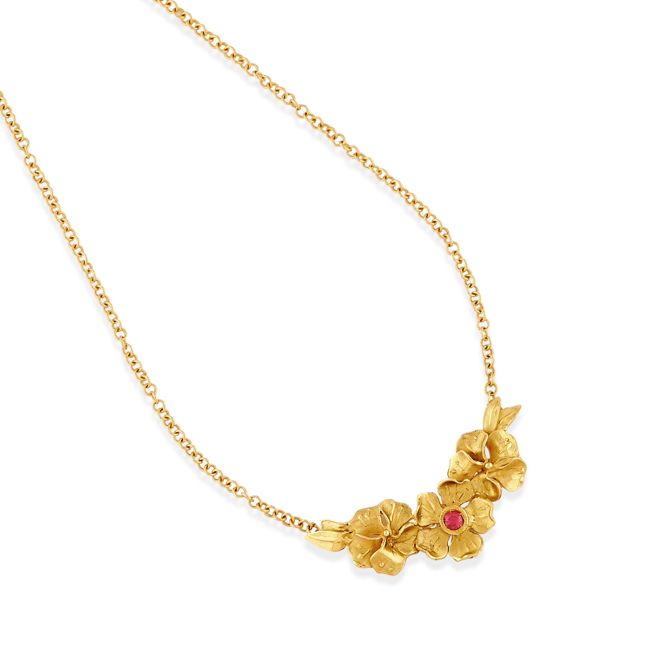 Tre collane in oro 18k con maglia intrecciata, maglia a catena e centrale a fiore con rubino