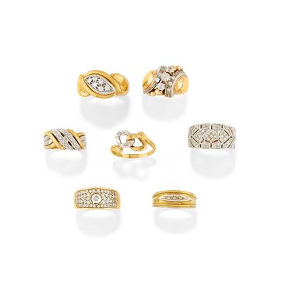 Sette anelli in oro bicolore 18k con diamanti e pietre incolori