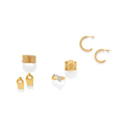 Set di gioielli in oro giallo 18k: tre anelli e due coppie di orecchini