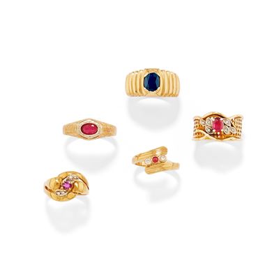 Cinque anelli in oro bicolore 18k con zaffiri, rubini, diamanti e pietra rossa