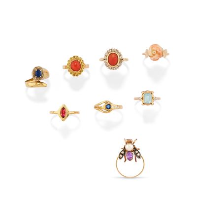 Otto anelli in oro giallo 18k e argento con corallo e pietre preziose